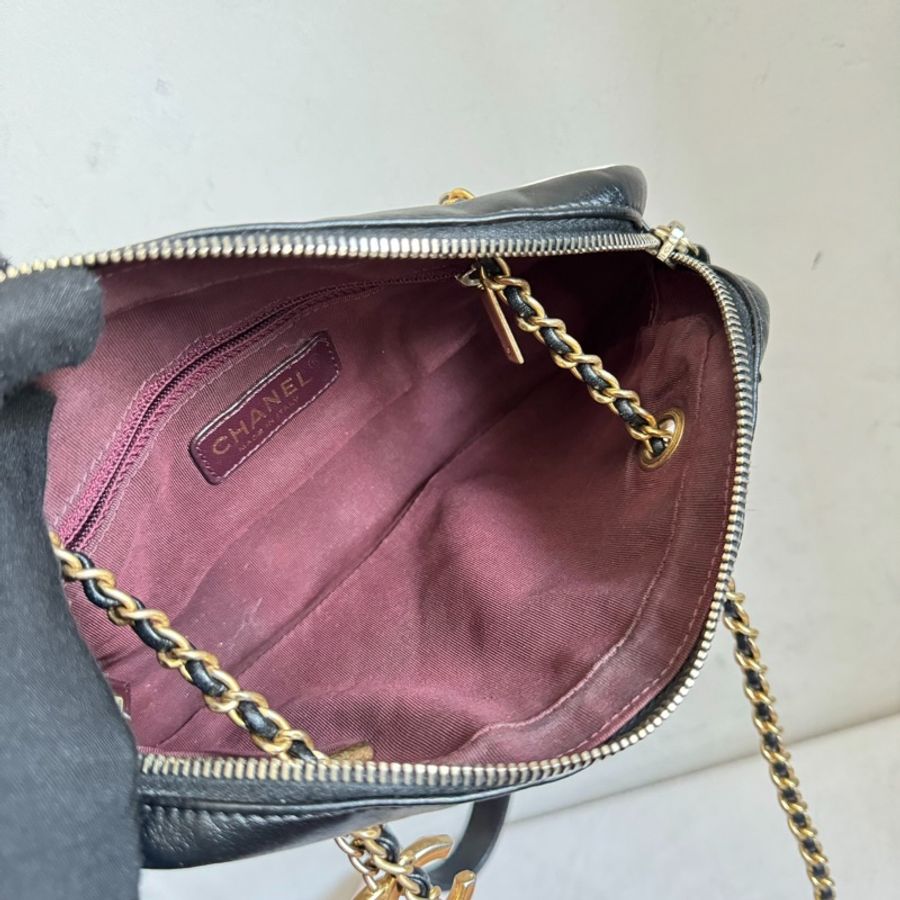 CHANEL 香奈兒黑白拼色金CHEVRON V紋相機包-7