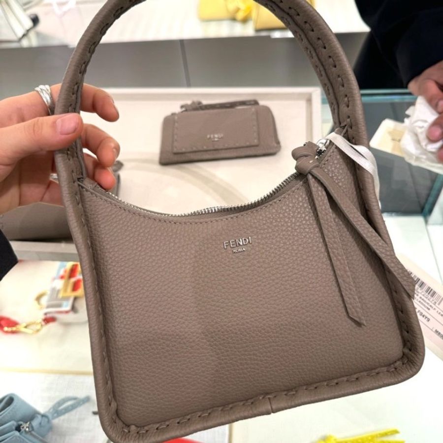 "限時降價 夏季折扣"-Fendi 8BS094 Fendessence 羅馬小牛皮迷你包 –鴿灰色 Selleria 工藝設計《當季專櫃正售★全新商品 》-6