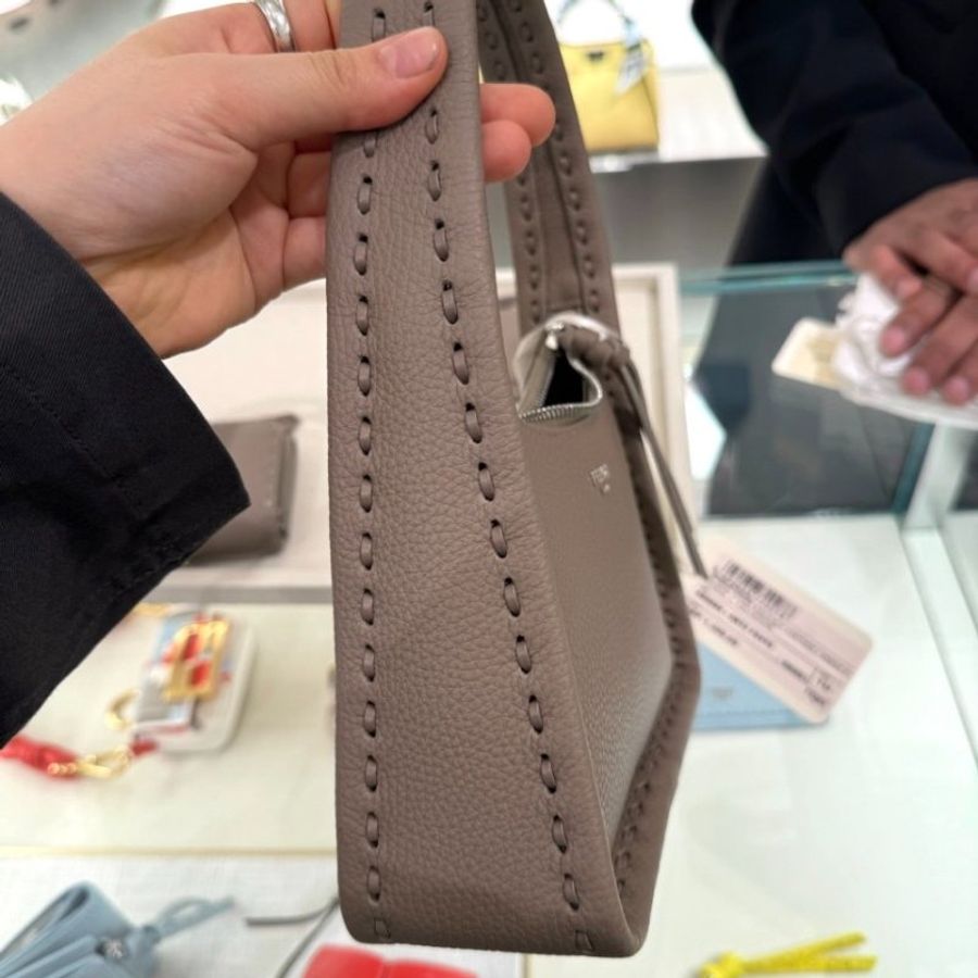 "限時降價 夏季折扣"-Fendi 8BS094 Fendessence 羅馬小牛皮迷你包 –鴿灰色 Selleria 工藝設計《當季專櫃正售★全新商品 》-7