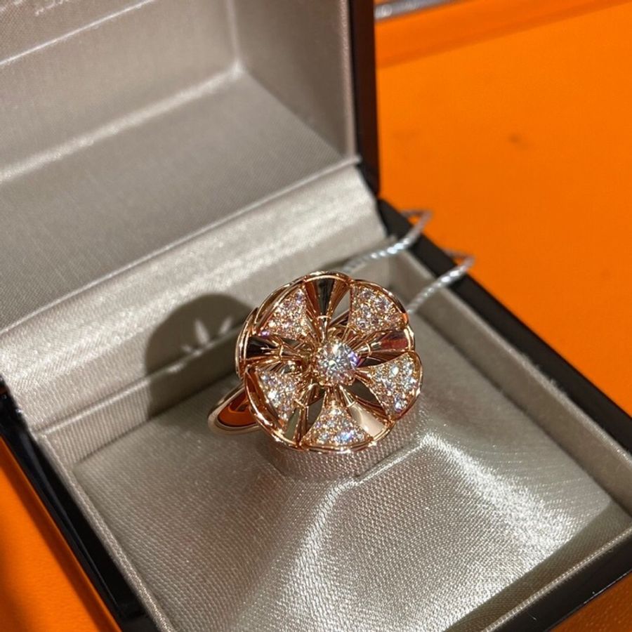 Bvlgari寶格麗Divas Dream系列花朵鑲鑽戒指55號,以玫瑰金和鑽石花瓣盡顯花之優雅blingbling 2018年購入-1