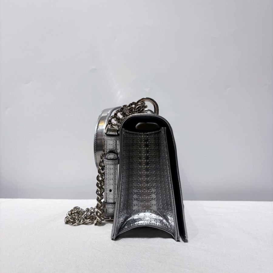 Dior 銀色盾牌 中號 金屬色藤格紋鏈條包-4