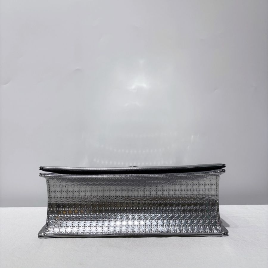 Dior 銀色盾牌 中號 金屬色藤格紋鏈條包-5