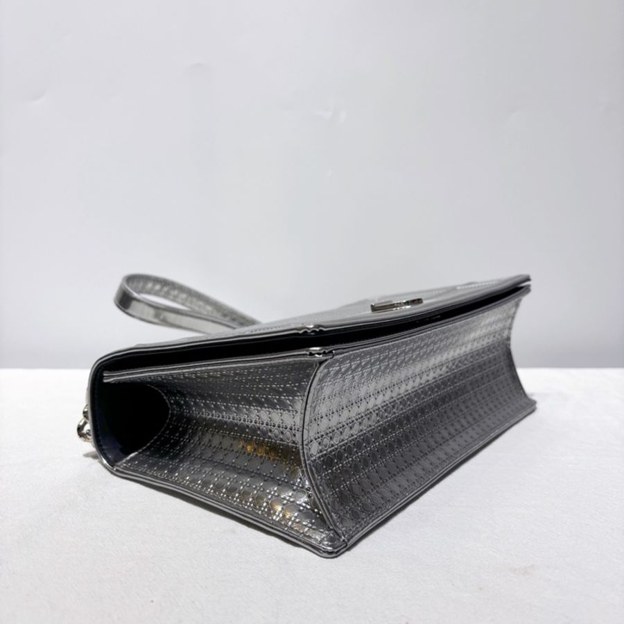 Dior 銀色盾牌 中號 金屬色藤格紋鏈條包-6