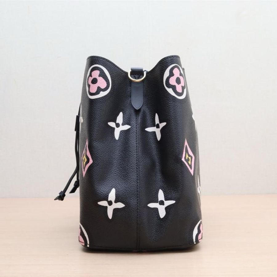 LOUIS VUITTON(路易威登) NONO 水桶包 中號 26 拼色 PVC 金扣 晶片 Wild At Heart系列-1