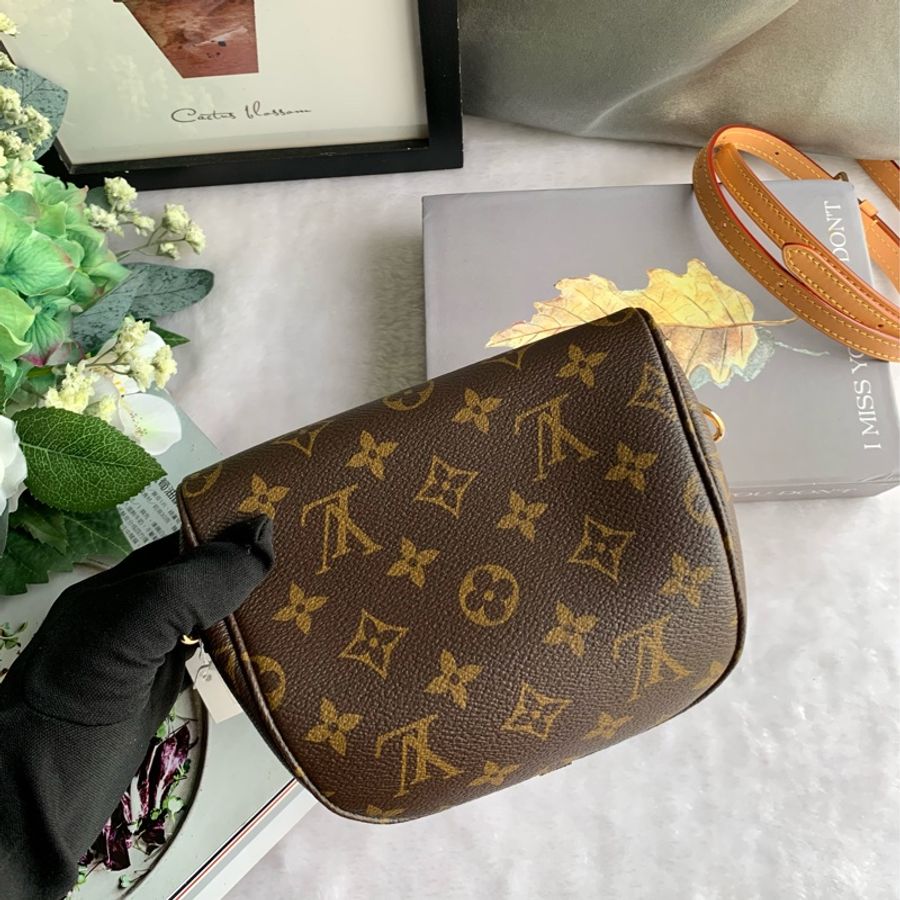 Louis Vuitton 新款 Monogram 塗層帆布迷你腰包 M82335-4