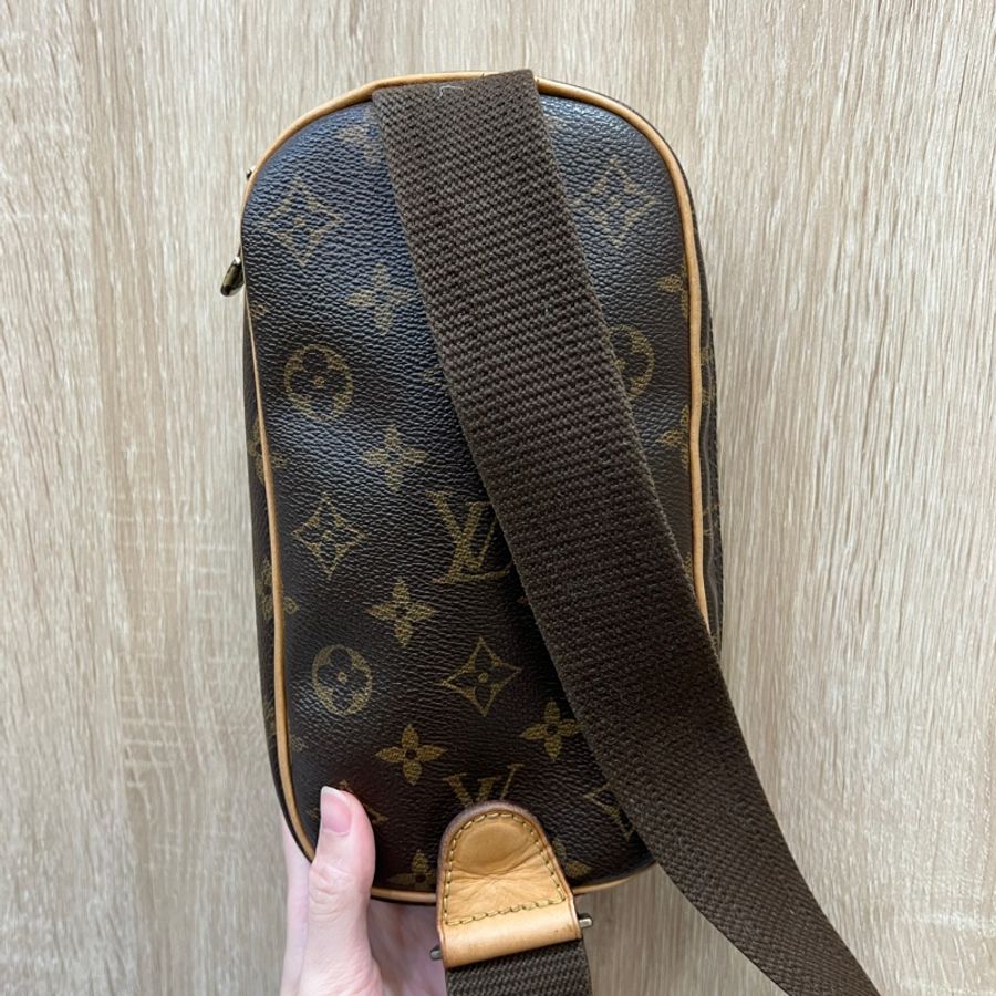 LV 原花金釦胸口包-1