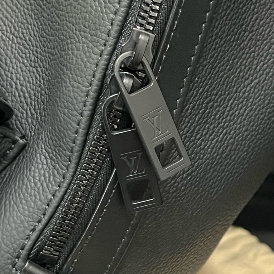 Louis Vuitton 小牛皮Takeoff 背包-1