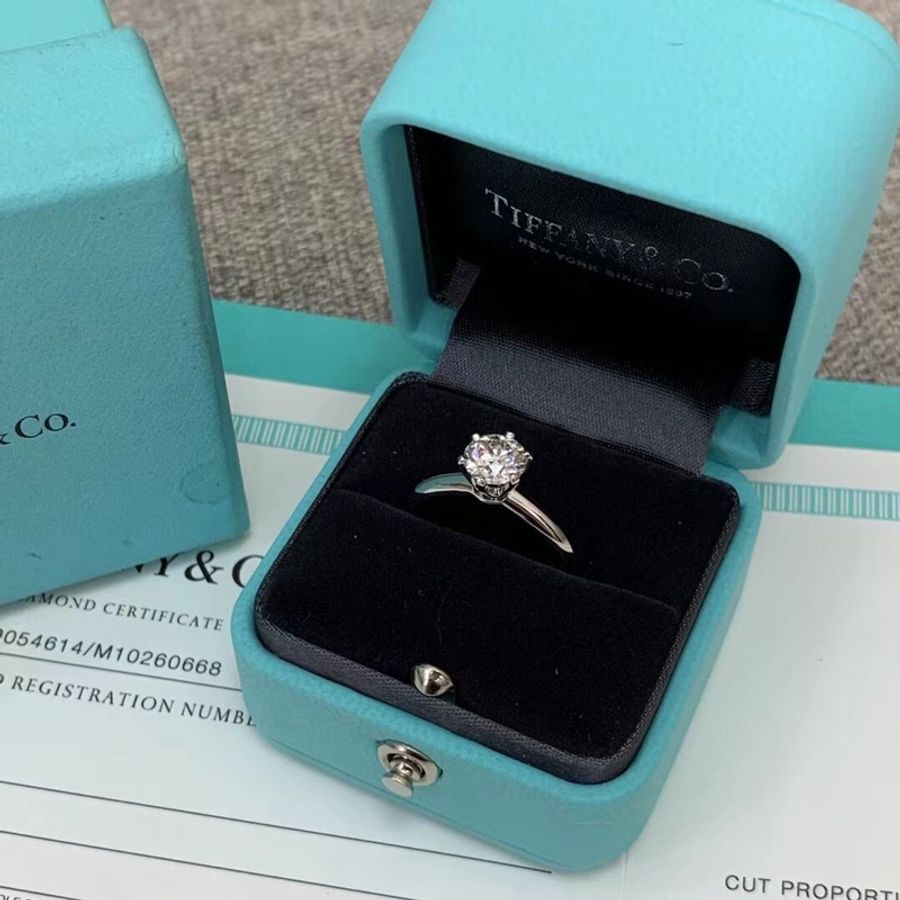 Tiffany 蒂芙尼 1克拉鑽戒52號，主鑽1.0ct，顏色F，淨度vs2-1