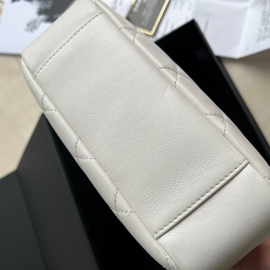 不議價::CHANEL:: 立體金字 白色相機包-3