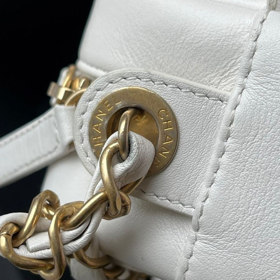不議價::CHANEL:: 立體金字 白色相機包-9