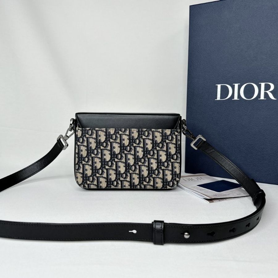 DIOR Lock黑牛緹花郵差包-1