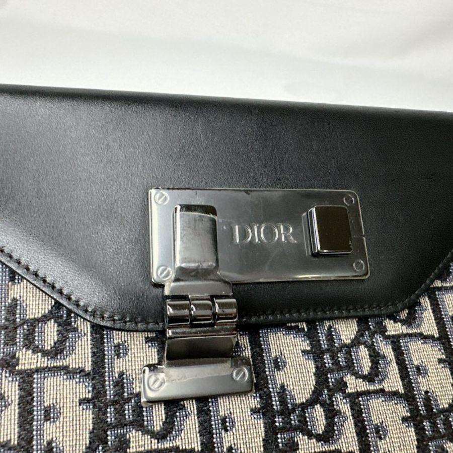 DIOR Lock黑牛緹花郵差包-8