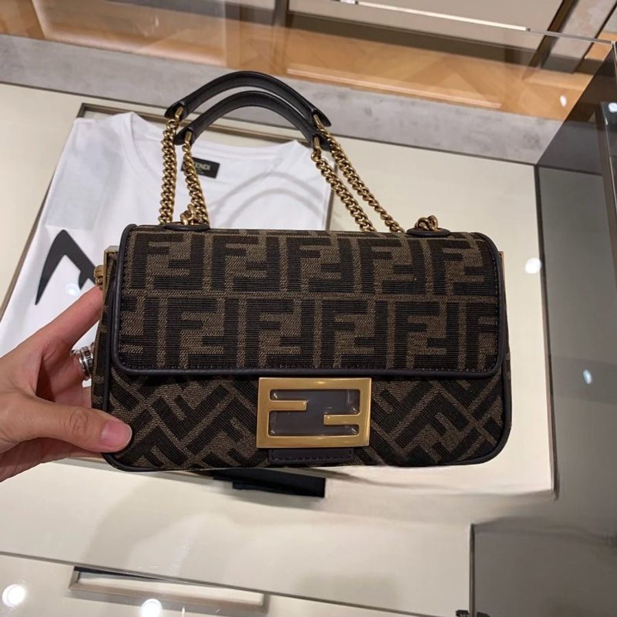 Fendi 8BR793 Baguette FF 緹花貝貴包 棕色-能適應日常通勤,也適合派對或正式場合《當季專櫃正售★全新商品 》-4