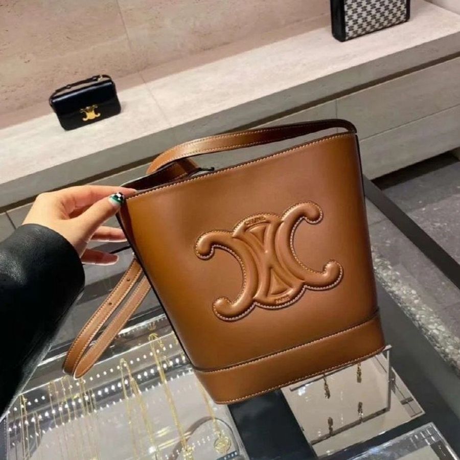 🎉新品好折扣✨Celine 113783 小款皮革 Cuir 凱旋門水桶包  黃褐色-1