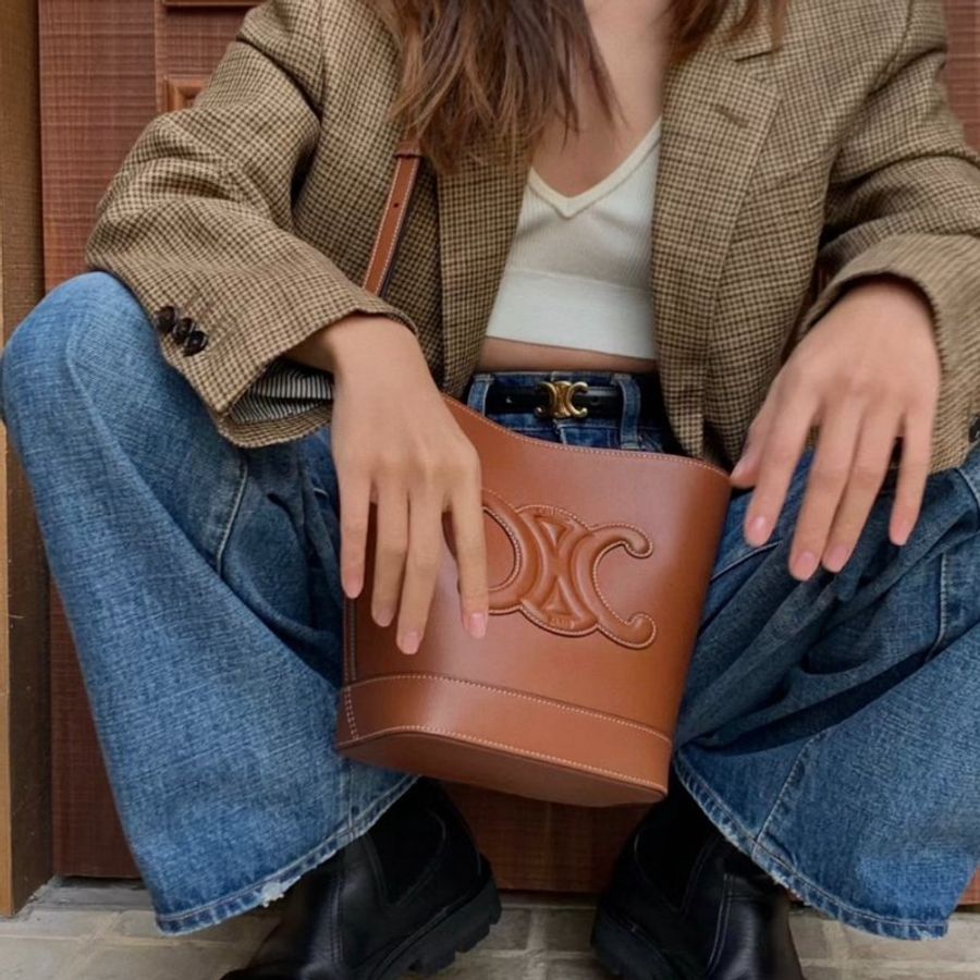 🎉新品好折扣✨Celine 113783 小款皮革 Cuir 凱旋門水桶包  黃褐色-5