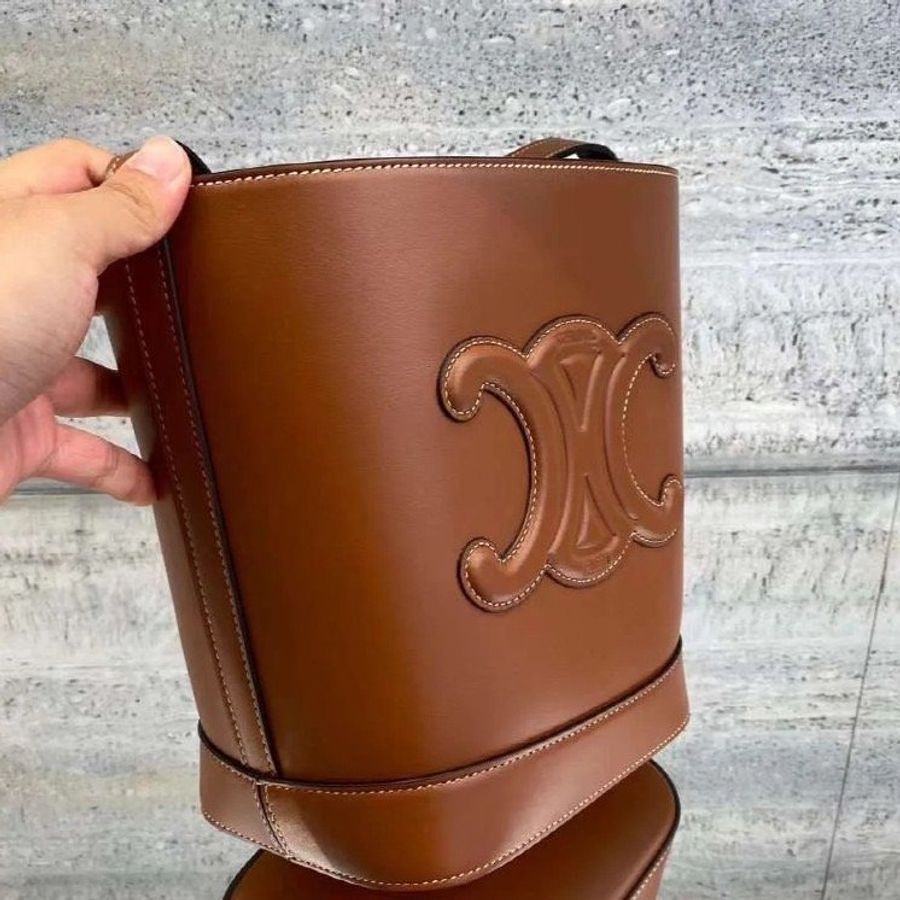 🎉新品好折扣✨Celine 113783 小款皮革 Cuir 凱旋門水桶包  黃褐色-10