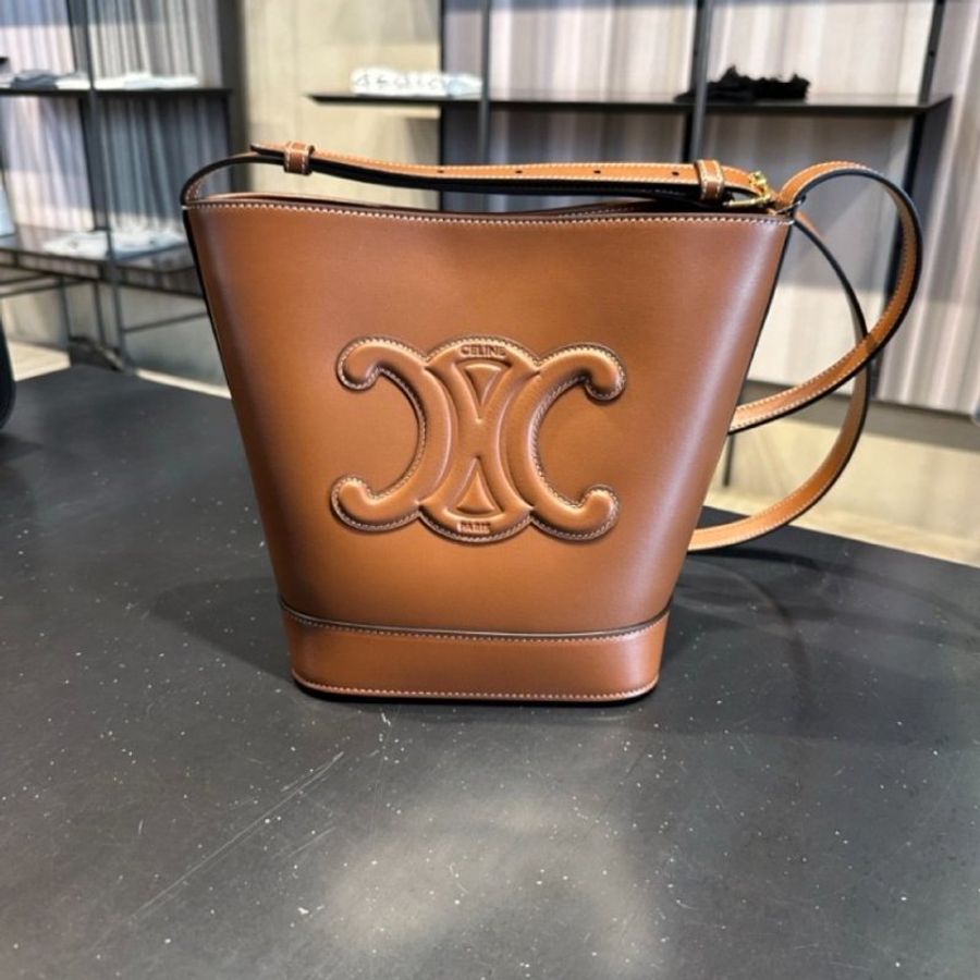🎉新品好折扣✨Celine 113783 小款皮革 Cuir 凱旋門水桶包  黃褐色-13