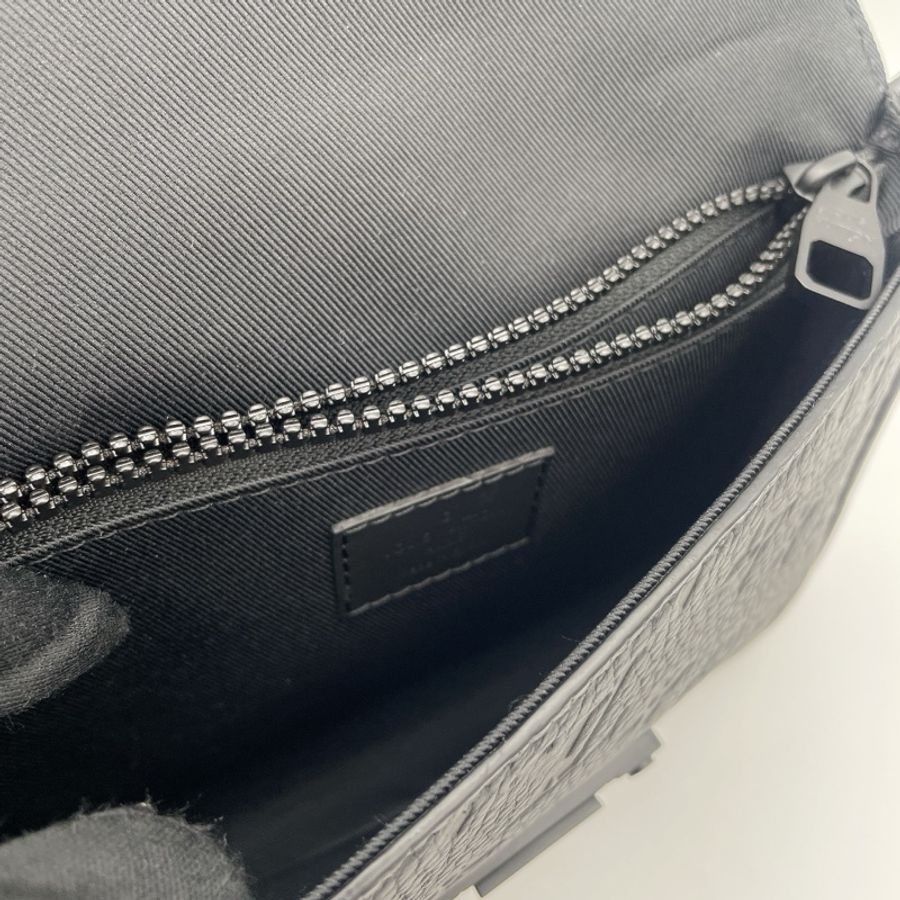 LV黑牛皮壓紋SLOCK胸口包-5