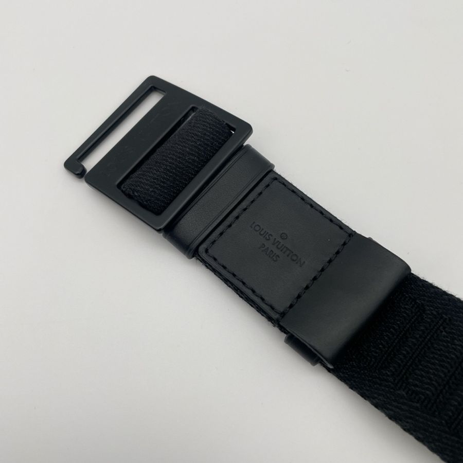 LV黑牛皮壓紋SLOCK胸口包-7