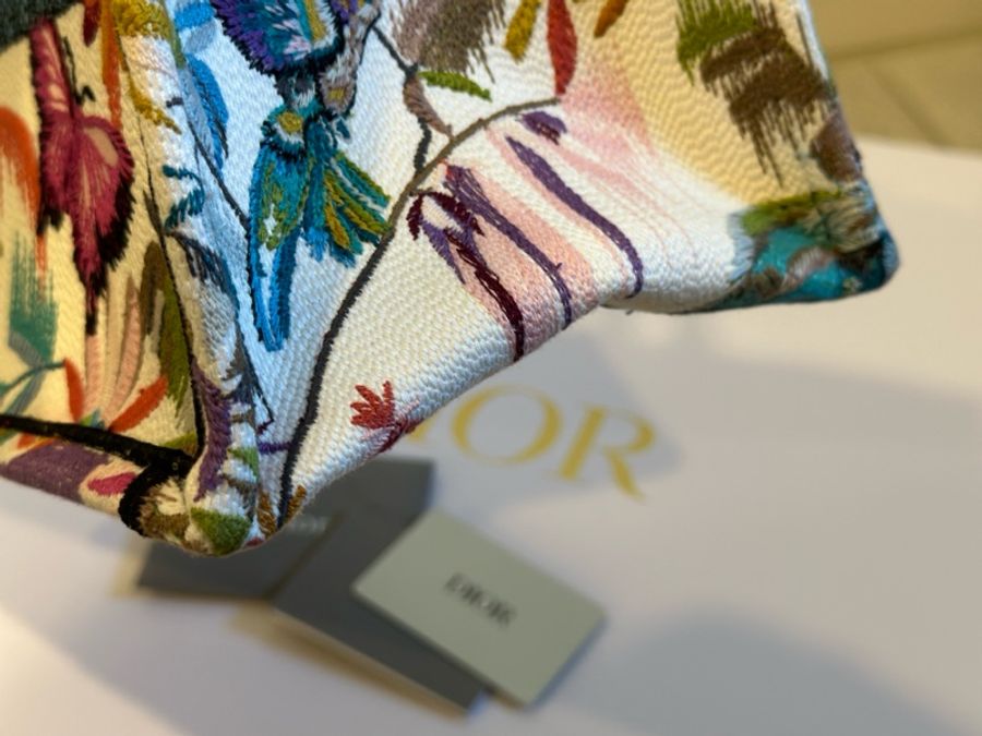 Dior Book Tote 中款 季節限定刺繡 托特包-7
