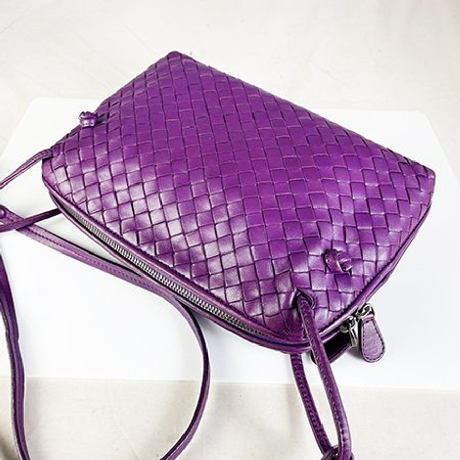 BV紫色小羊皮編織貝殼斜背包-2