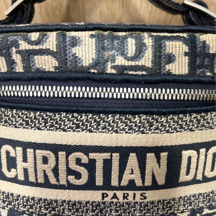Dior 緹花布霧銀釦手提斜背化妝包-11