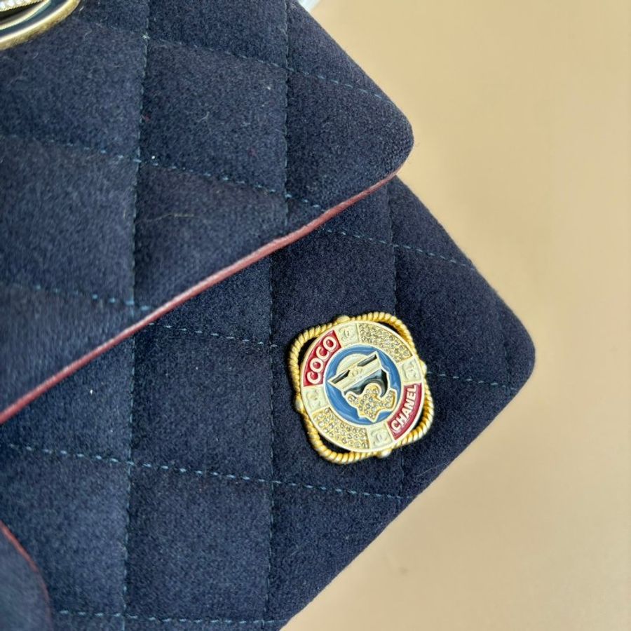 限量款 ::CHANEL:: 海軍藍羊毛立體徽章 COCO 25-2