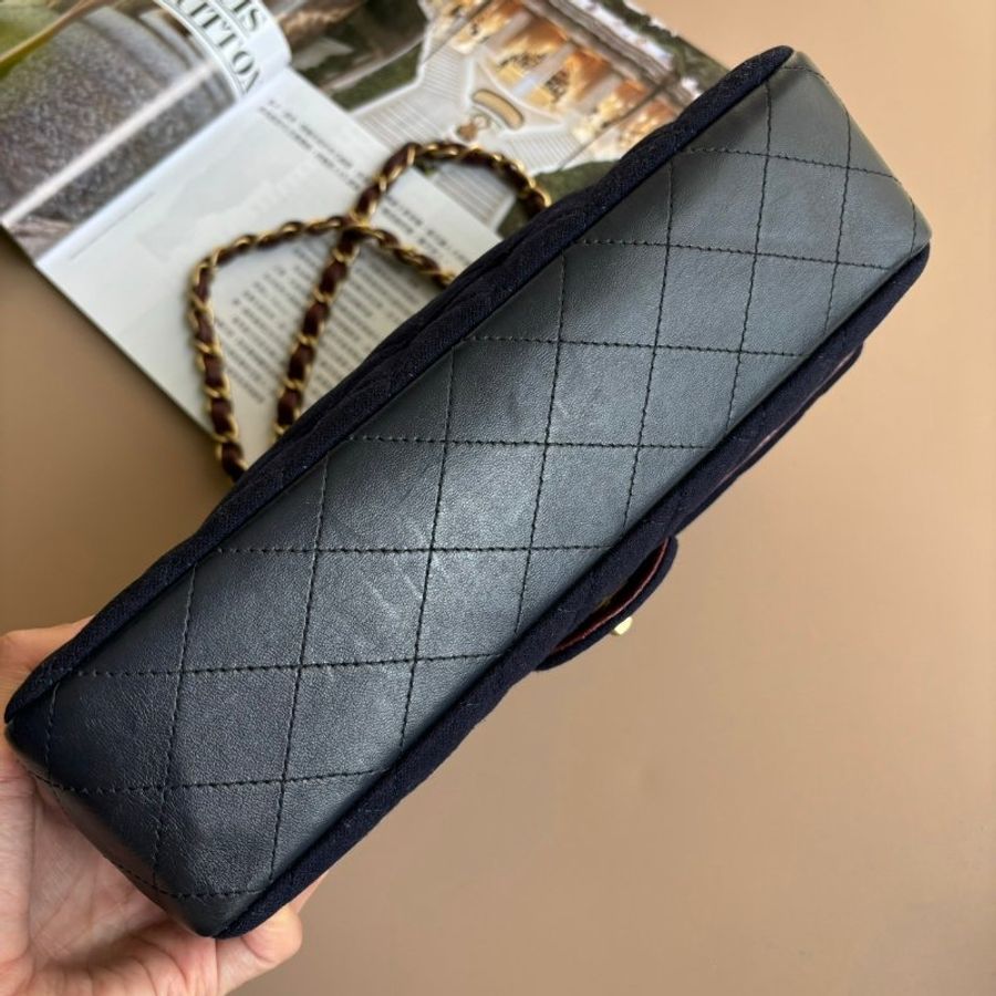 限量款 ::CHANEL:: 海軍藍羊毛立體徽章 COCO 25-6