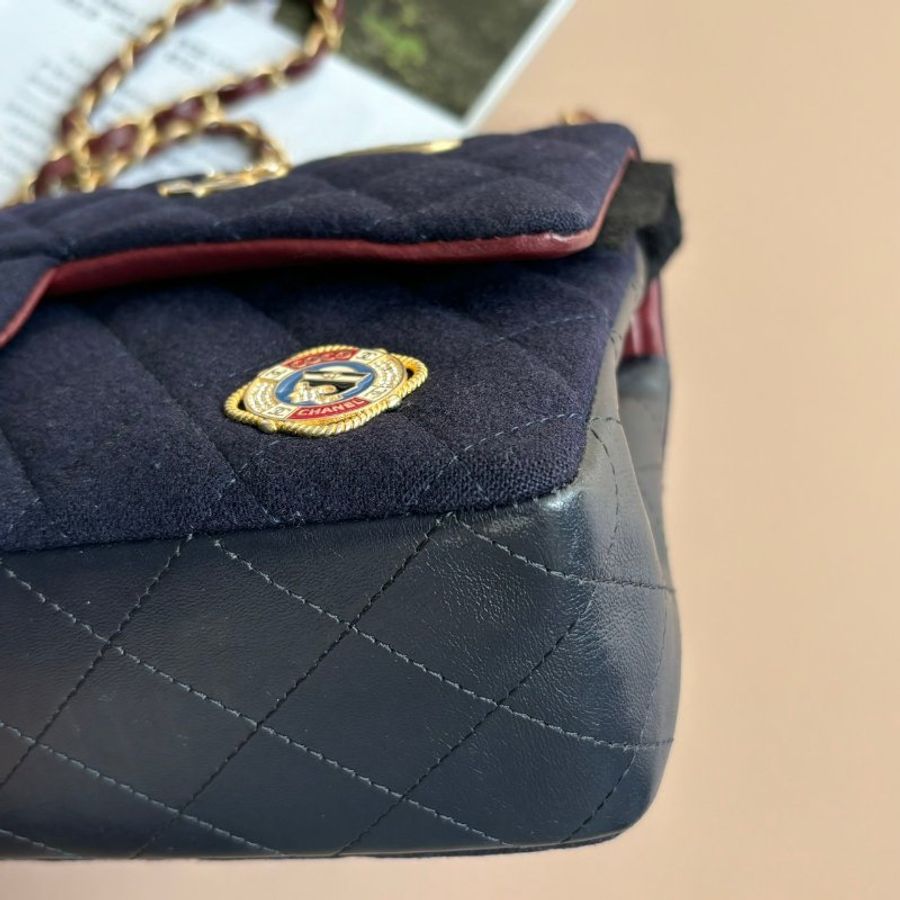 限量款 ::CHANEL:: 海軍藍羊毛立體徽章 COCO 25-7
