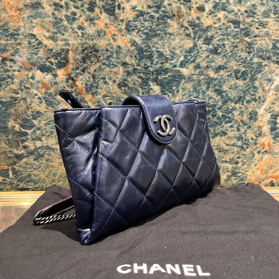 CHANEL 香奈兒深藍色油蠟牛皮復古銀鏈斜挎包-1