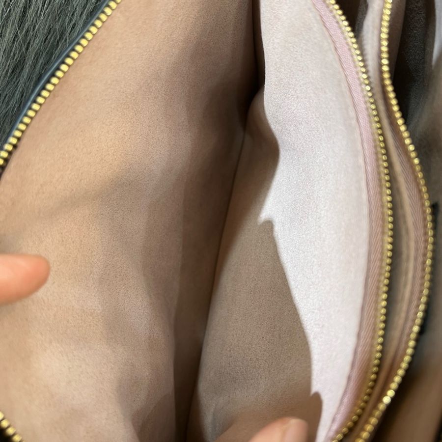 LV M20251 黑色 羊皮 金釦 Coussin PM 肩背包 斜背包 手拿包 鍊包 夜下包-16