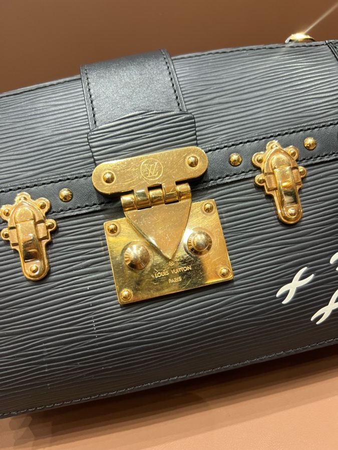 Louis Vuitton路易威登 黑色水波紋軟盒子肩斜背包-5