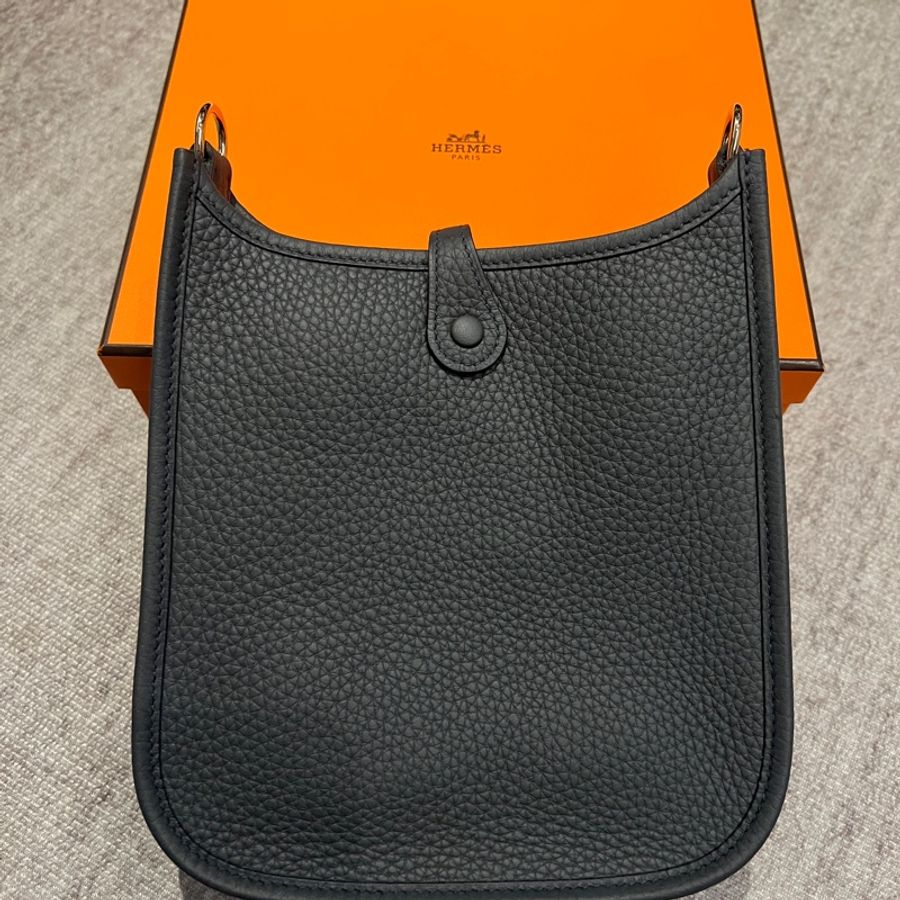 Hermes 24年最新熱門色 Mini Evelyn 霧霾灰 淡金扣短肩帶-1