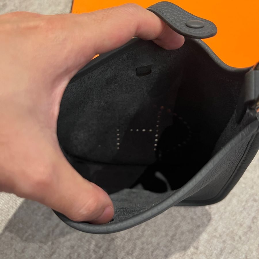 Hermes 24年最新熱門色 Mini Evelyn 霧霾灰 淡金扣短肩帶-2