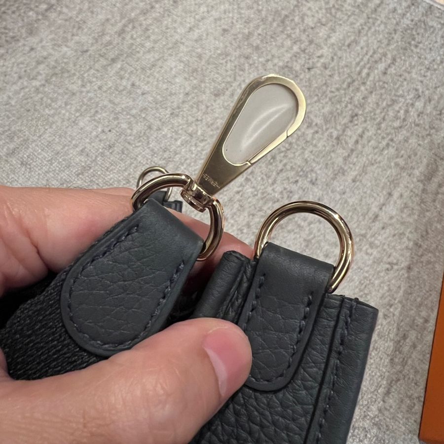 Hermes 24年最新熱門色 Mini Evelyn 霧霾灰 淡金扣短肩帶-13