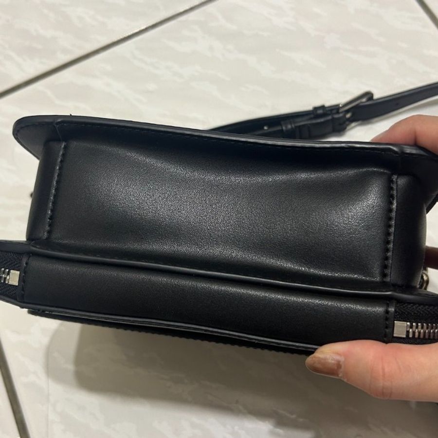 Charles & Keith 素面翻蓋手提包 - 黑銀(近全新)-10