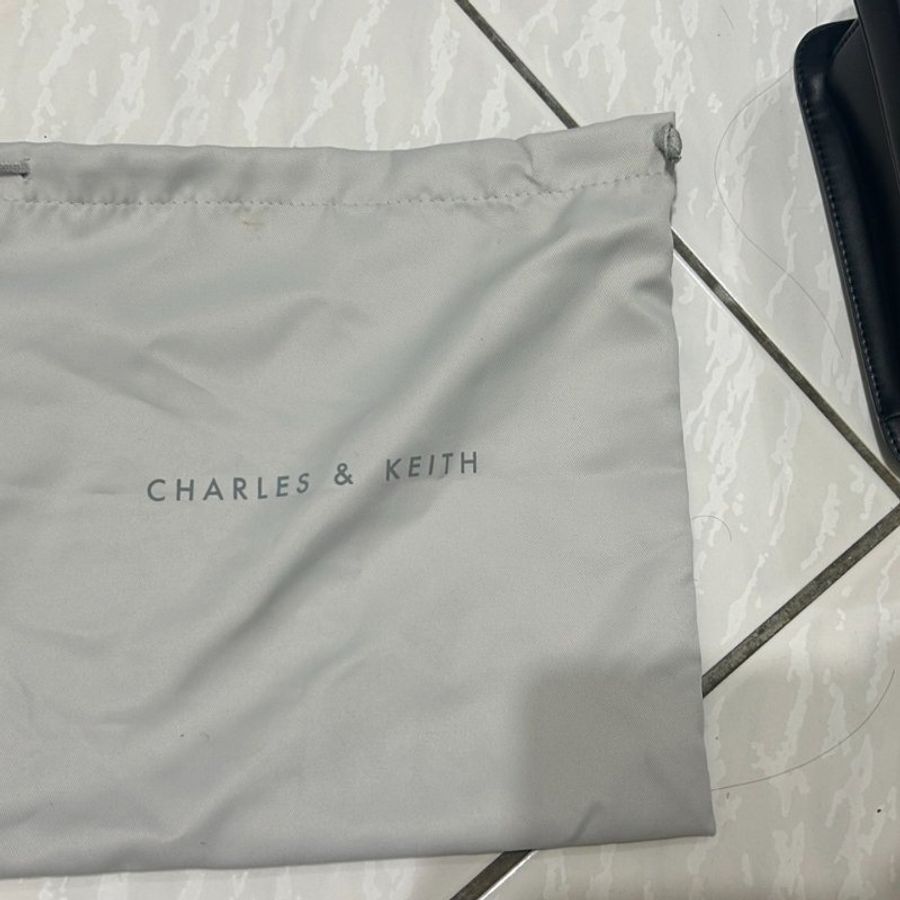 Charles & Keith 素面翻蓋手提包 - 黑銀(近全新)-13
