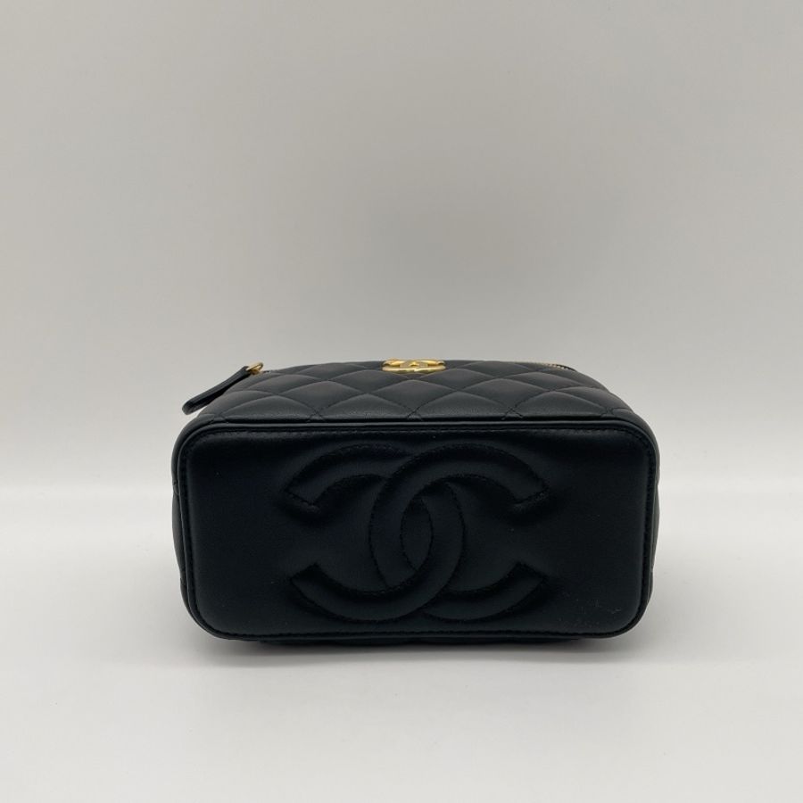 CHANEL黑羊皮造型金鏈化妝盒-3
