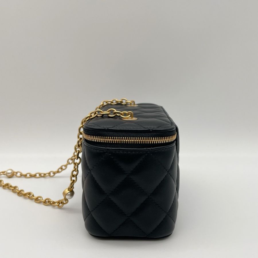 CHANEL黑羊皮造型金鏈化妝盒-4