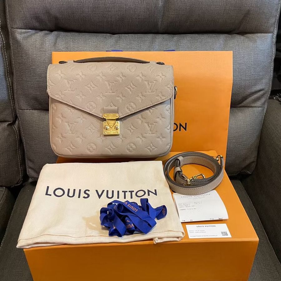 Louis Vuitton LV正品95新 Pochette Métis 皮革壓紋郵差包米色 芯片款-0