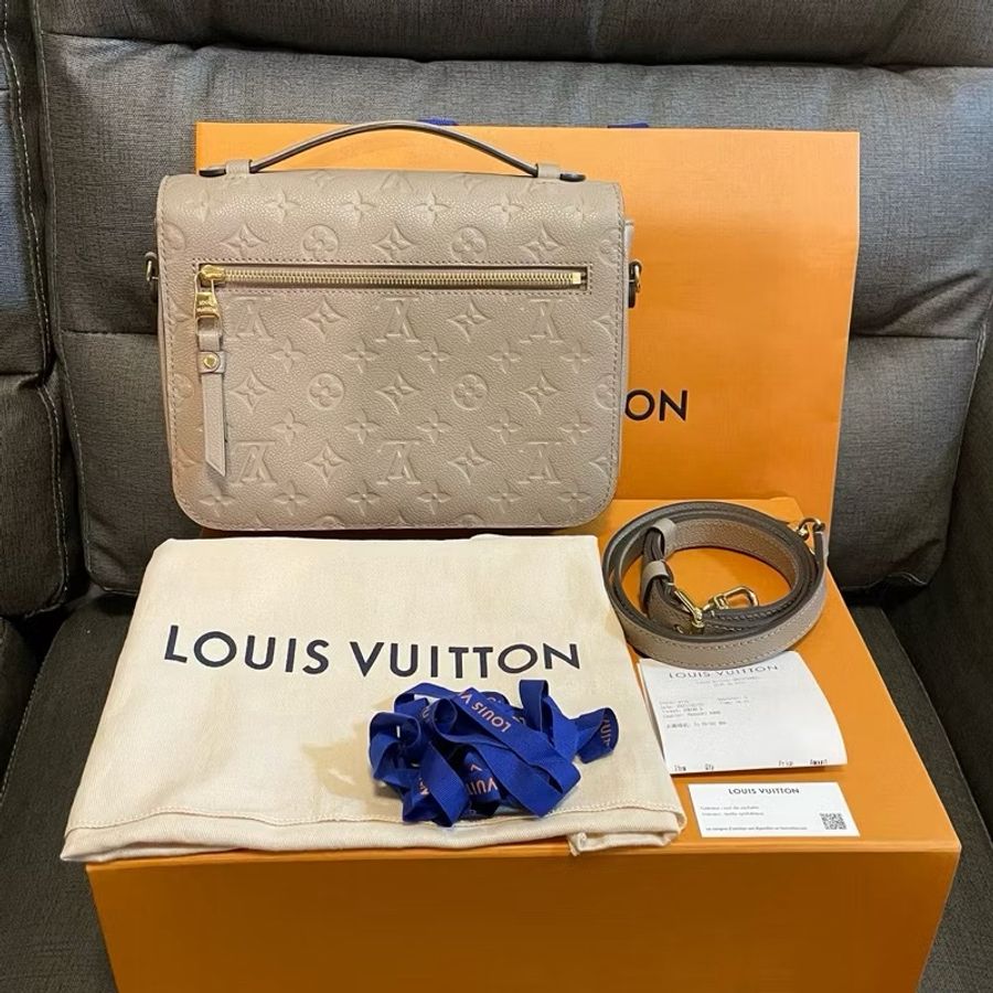 Louis Vuitton LV正品95新 Pochette Métis 皮革壓紋郵差包米色 芯片款-1