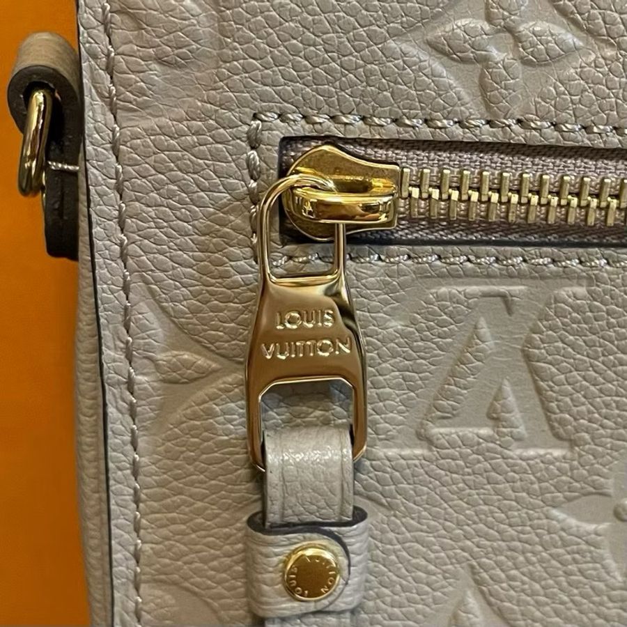 Louis Vuitton LV正品95新 Pochette Métis 皮革壓紋郵差包米色 芯片款-2
