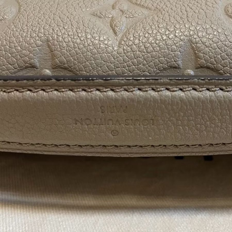 Louis Vuitton LV正品95新 Pochette Métis 皮革壓紋郵差包米色 芯片款-3