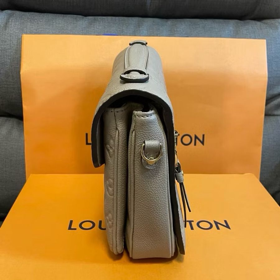 Louis Vuitton LV正品95新 Pochette Métis 皮革壓紋郵差包米色 芯片款-4