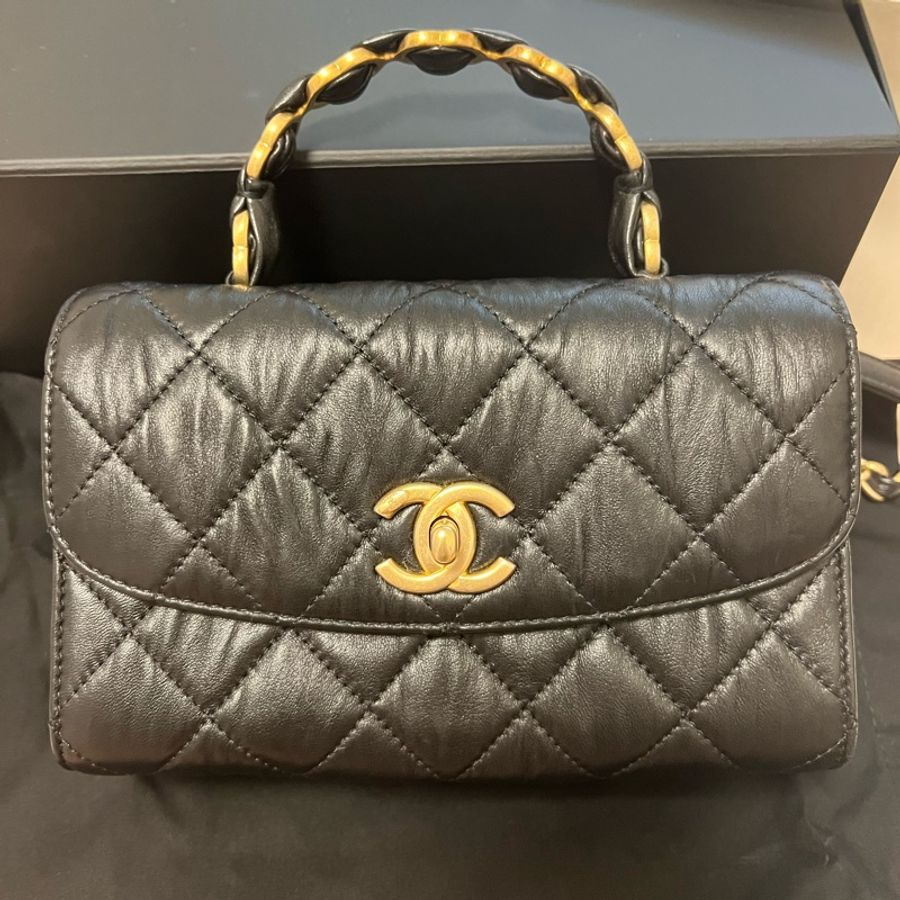 CHANEL Mini flap bag with top handle 黑色 羊皮 菱格紋單肩包 金扣 雙c手提把 黑色串皮鏈-0