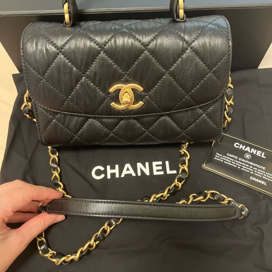 CHANEL Mini flap bag with top handle 黑色 羊皮 菱格紋單肩包 金扣 雙c手提把 黑色串皮鏈-4
