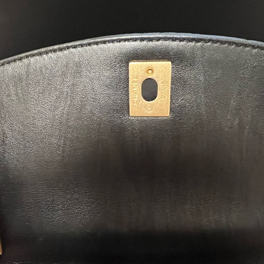 CHANEL Mini flap bag with top handle 黑色 羊皮 菱格紋單肩包 金扣 雙c手提把 黑色串皮鏈-11
