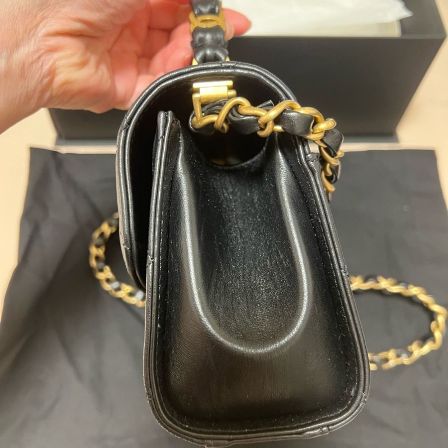 CHANEL Mini flap bag with top handle 黑色 羊皮 菱格紋單肩包 金扣 雙c手提把 黑色串皮鏈-13