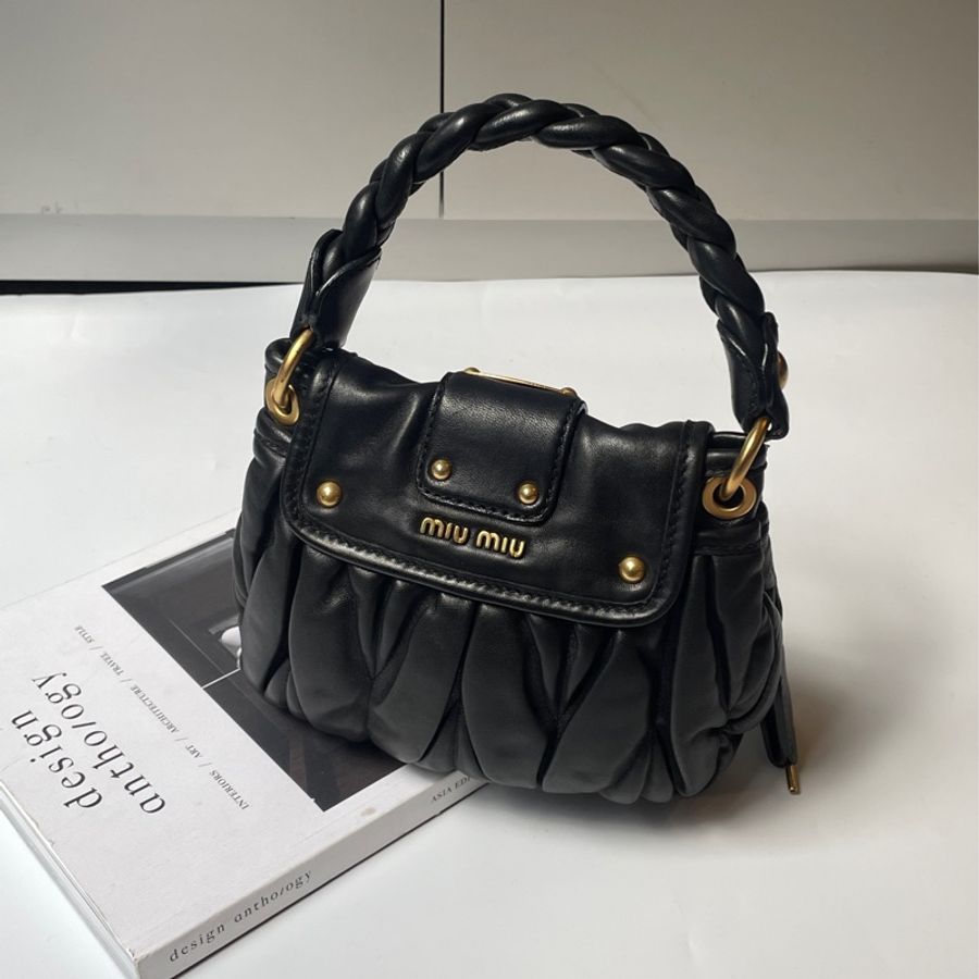 MiuMiu金釦黑羊皮抓皺小提包-1