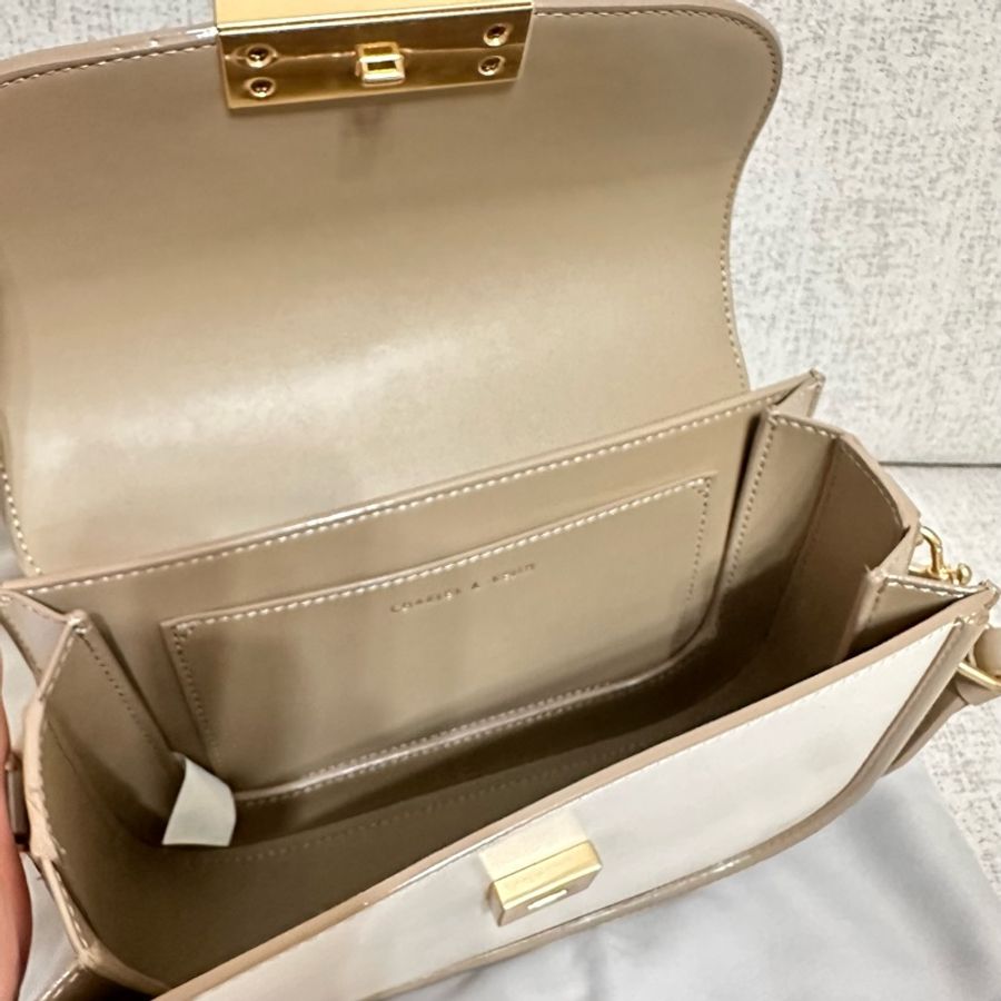 Charles & Keith 金屬壓釦斜背包-3